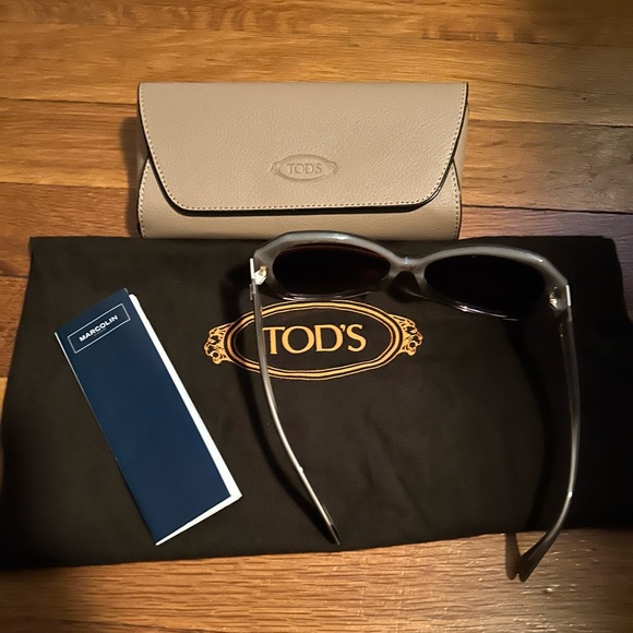 Authentic stylish,fun n beautiful Tod’s sunglasses c/w d bag n case, booklet ❤️ - Picture 3 of 14
